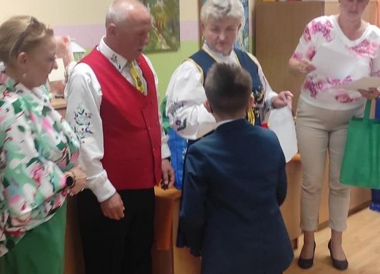 uczestnik konkursu odbiera dyplom