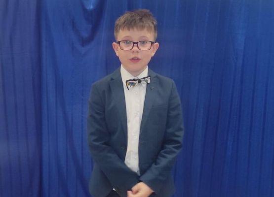 uczeń recytuje wiersz