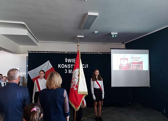 uczniowie podczas uroczystego apelu