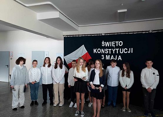 uczniowie podczas uroczystego apelu