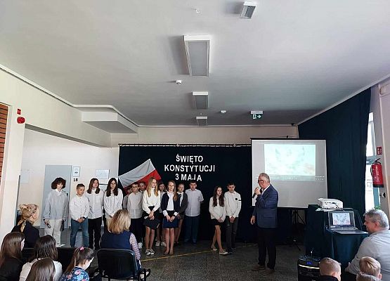 uczniowie podczas uroczystego apelu