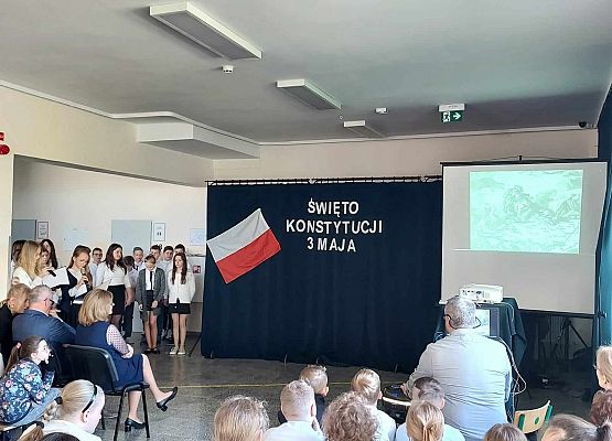 uczniowie podczas uroczystego apelu