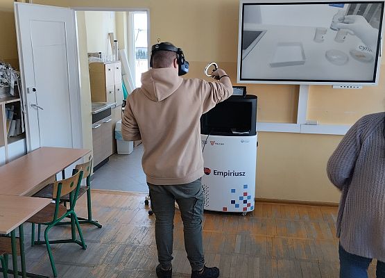 uczeń pracuje w wirtualnym laboratorium
