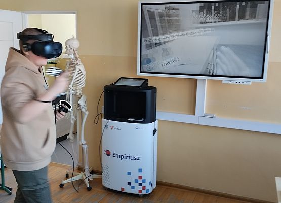 uczeń pracuje w wirtualnym laboratorium