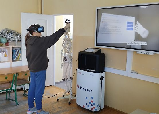 uczeńnnicapracuje w wirtualnym laboratorium