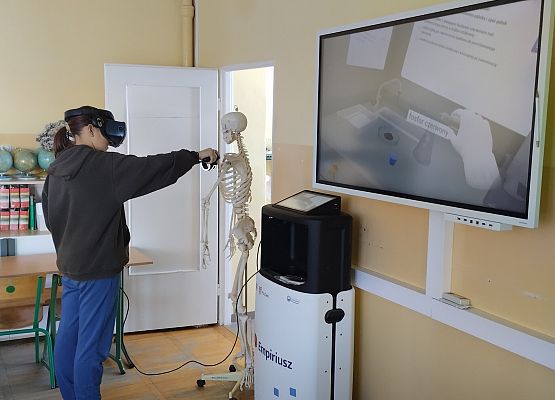 uczennica pracuje w wirtualnym laboratorium