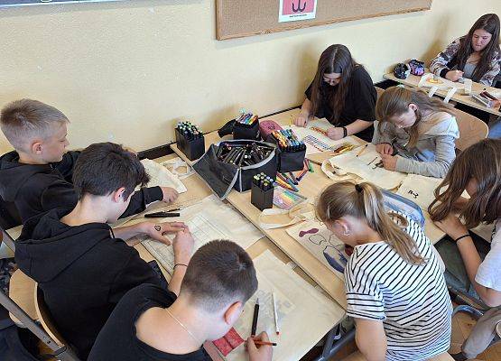 uczniowie pracuję w grupie