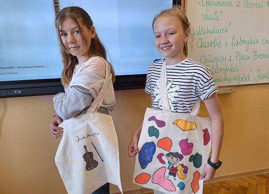 uczennice prezentują swoje prace