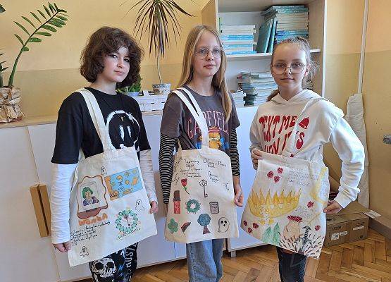 uczennice prezentują swoje prace