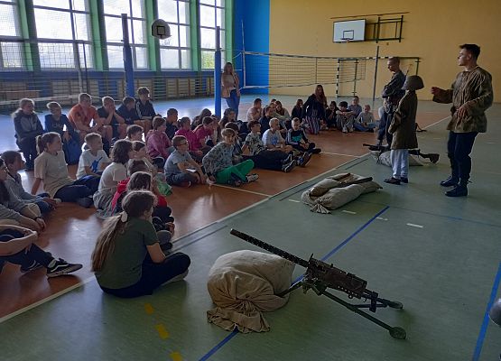 uczniowie siedzą w sali i oglądają scenki