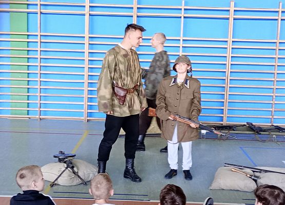 aktorzy odgrywają scenki