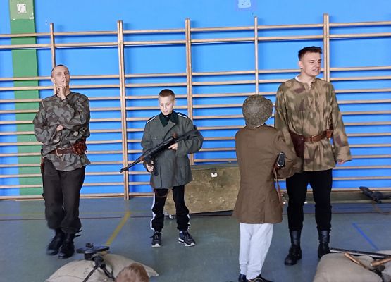 aktorzy odgrywają scenki