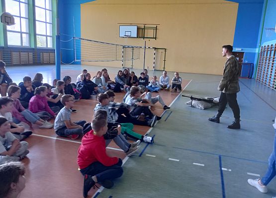 uczniowie siedzą w sali i oglądają scenki