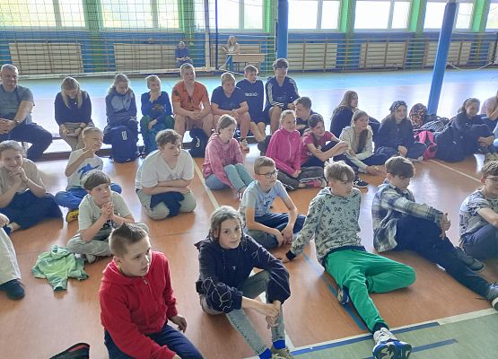 uczniowie siedzą w sali i oglądają scenki