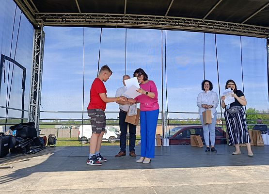 uczniowie odbierają dyplomy i nagrody