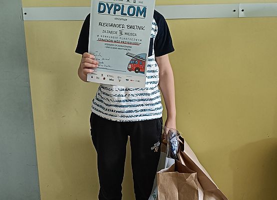 uczeń prezentuje dyplom