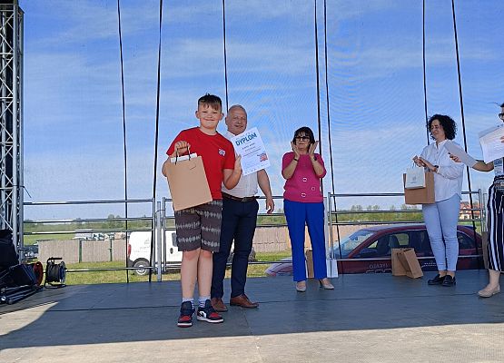 uczniowie prezentują otrzymane dyplomy