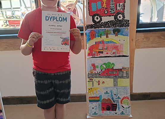 uczeń prezentuje dyplom