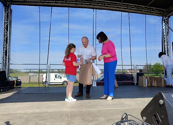 uczennica odbiera nagrodę