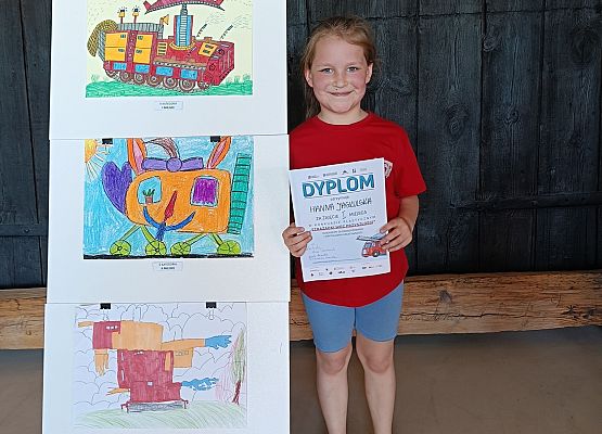 uczennica prezentuje dyplom