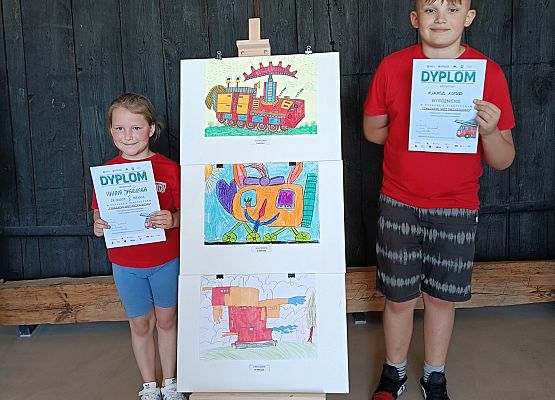 uczniowie prezentują swoje prace