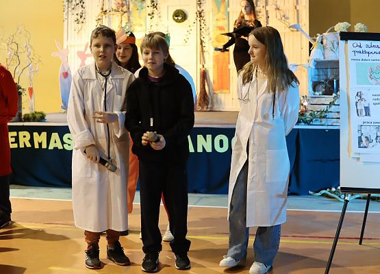 uczniowie na scenie podczas przedstawienia o zdrowym odżywianiu