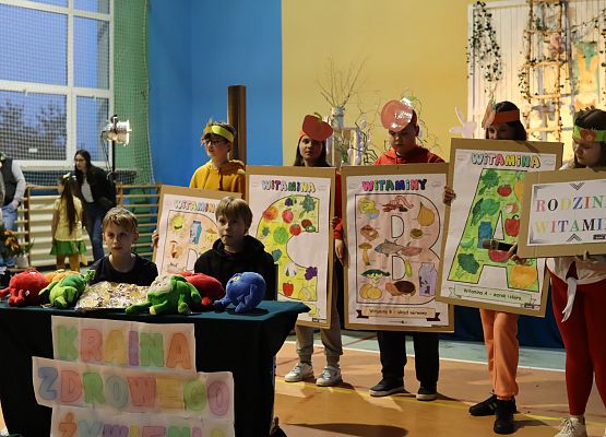 uczniowie na scenie podczas przedstawienia o zdrowym odżywianiu