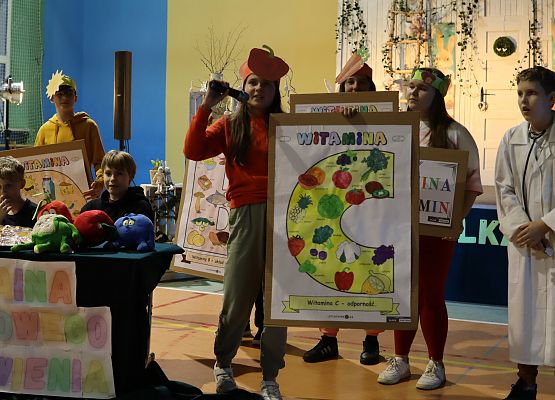 uczniowie na scenie podczas przedstawienia o zdrowym odżywianiu