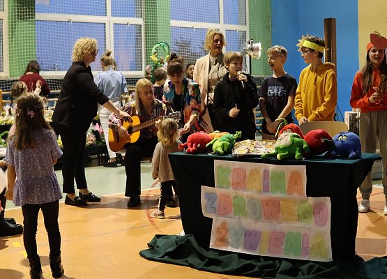 uczniowie na scenie podczas przedstawienia o zdrowym odżywianiu