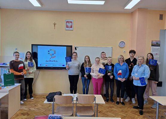 zdjęcie pamiątkowe przy tablicy