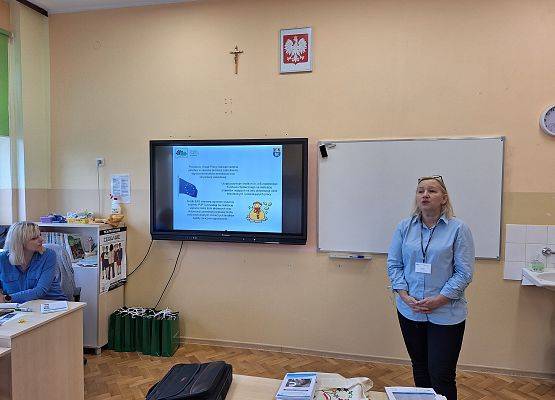 doradca zawodowy opowiada uczniom o zawodach