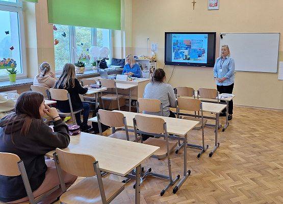 doradca zawodowy opowiada uczniom o zawodach