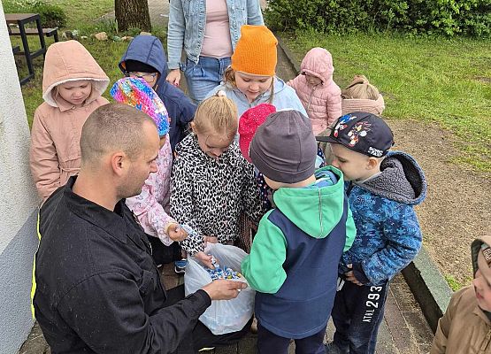 strażak częstuje dzieci cukierkami