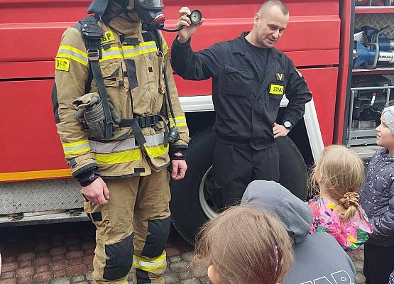 strażący opowiadają dzieciom o swojej pracy