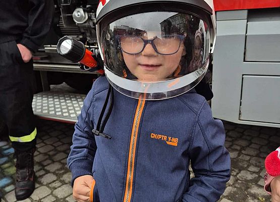 chłopiec w hełmie strażackim