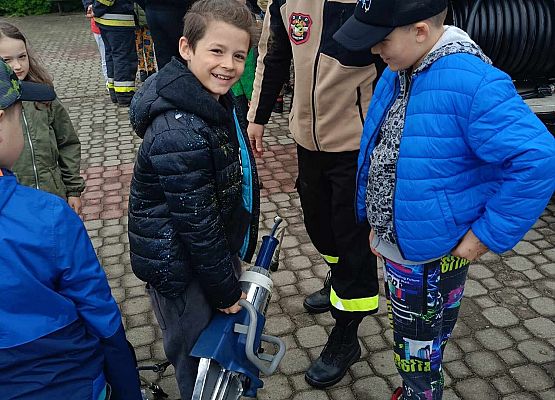 strażak opowiada uczniom o pracy