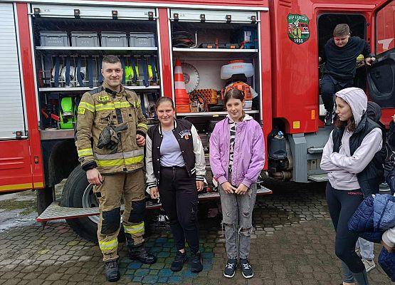 strażak opowiada uczniom o pracy