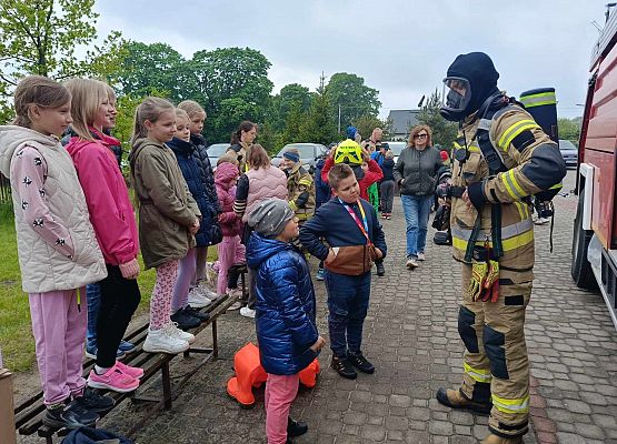 strażąk prezentuje strój