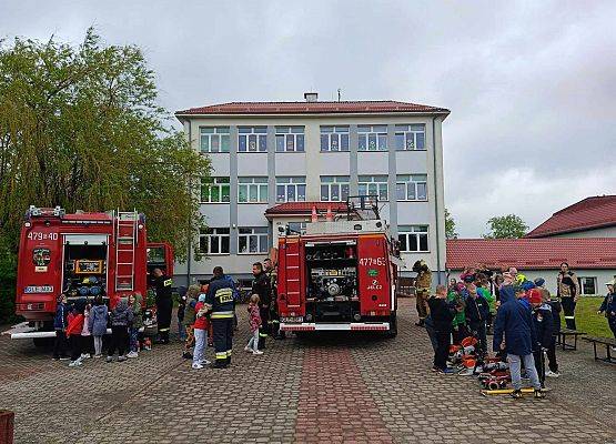 uczniowie oglądają wyposażenie samochodów strażackich