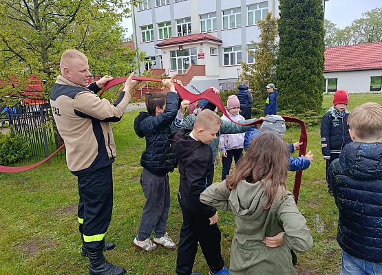 uczniowie aktywnie uczestniczą w pokazach strażackich