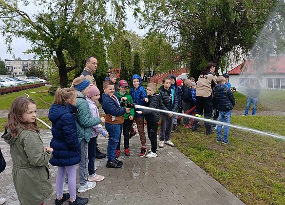 uczniowie aktywnie uczestniczą w pokazach strażackich