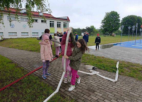 uczniowie aktywnie uczestniczą w pokazach strażackich