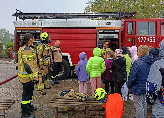 uczniowie uczestniczą w pokazach strażackich