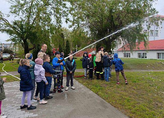 uczniowie aktywnie uczestniczą w pokazach strażackich