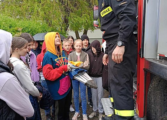 strażak prezentuje uczniom sprzęt strażacki