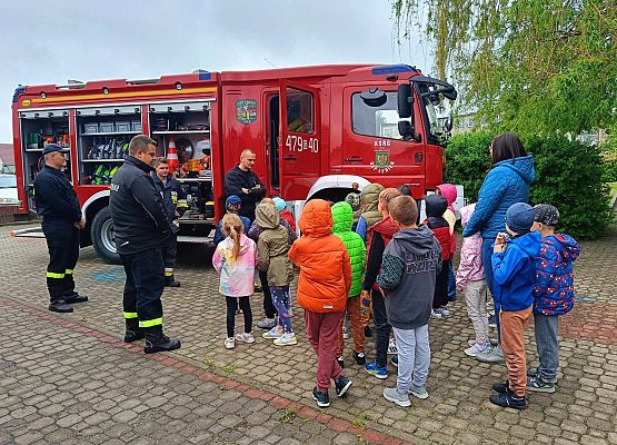 strażący opowiadają uczniom o swojej pracy
