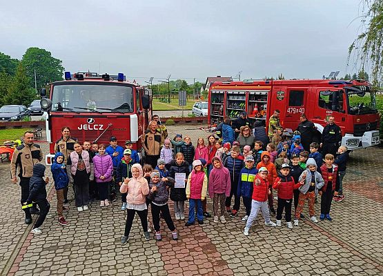 zdjęcie grupowe dzieci na pokazie strażackim