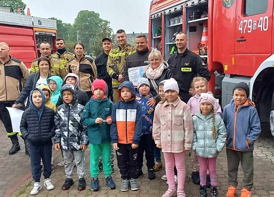 zdjęcie grupowe dzieci ze strażakami