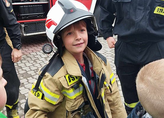 chłopiec w stroju strażaka