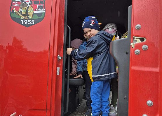 przedszkolaki oglądają wóz strażacki